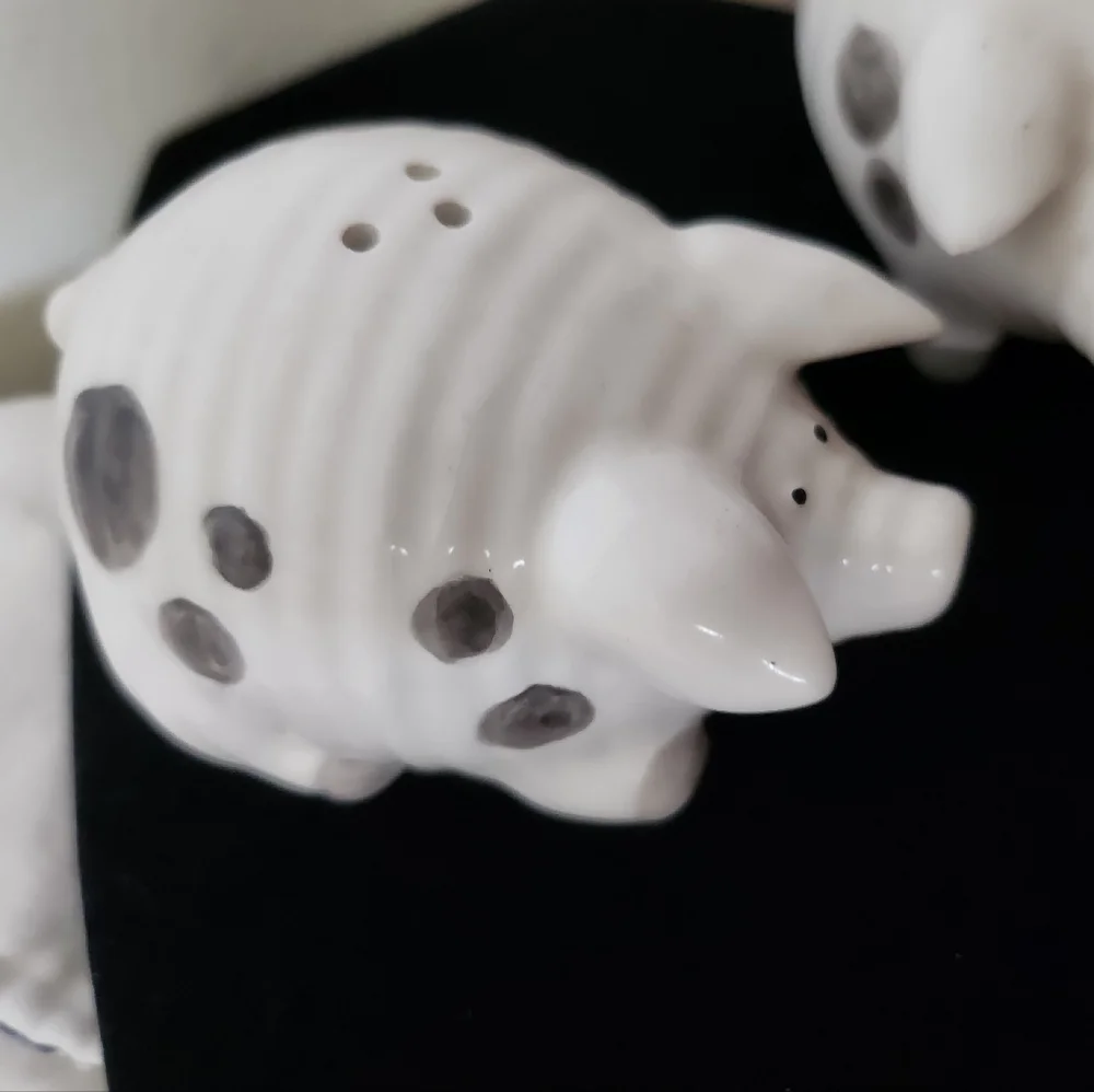 Cracker Barrel Pigs Salt & Pepper Shackers